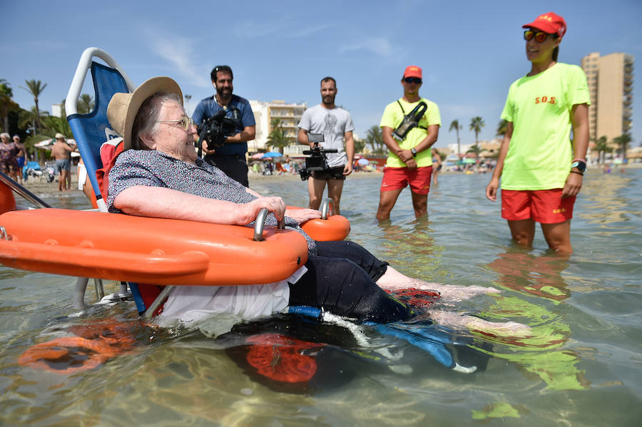 La Fundación Ambulancia del Último Deseo echa a andar en la Región. La iniciativa de un grupo de sanitarios permite a una paciente de 78 años con obesidad mórbida y alto grado de dependencia disfrutar de la playa por primera vez