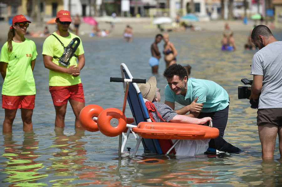 La Fundación Ambulancia del Último Deseo echa a andar en la Región. La iniciativa de un grupo de sanitarios permite a una paciente de 78 años con obesidad mórbida y alto grado de dependencia disfrutar de la playa por primera vez