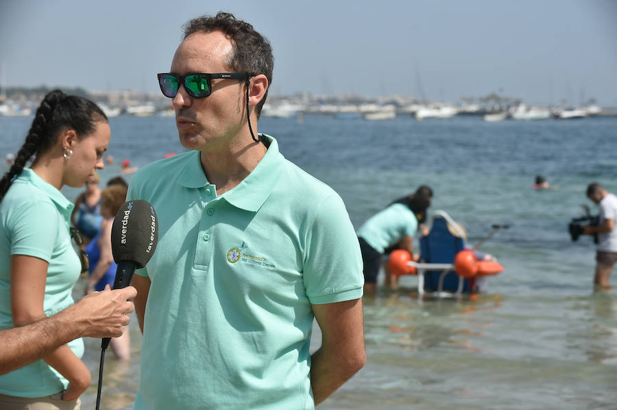 La Fundación Ambulancia del Último Deseo echa a andar en la Región. La iniciativa de un grupo de sanitarios permite a una paciente de 78 años con obesidad mórbida y alto grado de dependencia disfrutar de la playa por primera vez