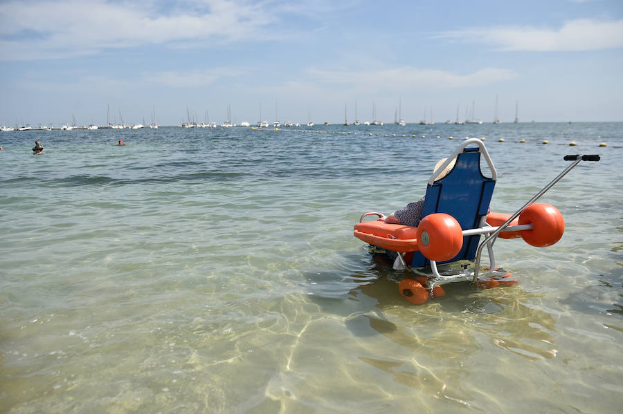 La Fundación Ambulancia del Último Deseo echa a andar en la Región. La iniciativa de un grupo de sanitarios permite a una paciente de 78 años con obesidad mórbida y alto grado de dependencia disfrutar de la playa por primera vez