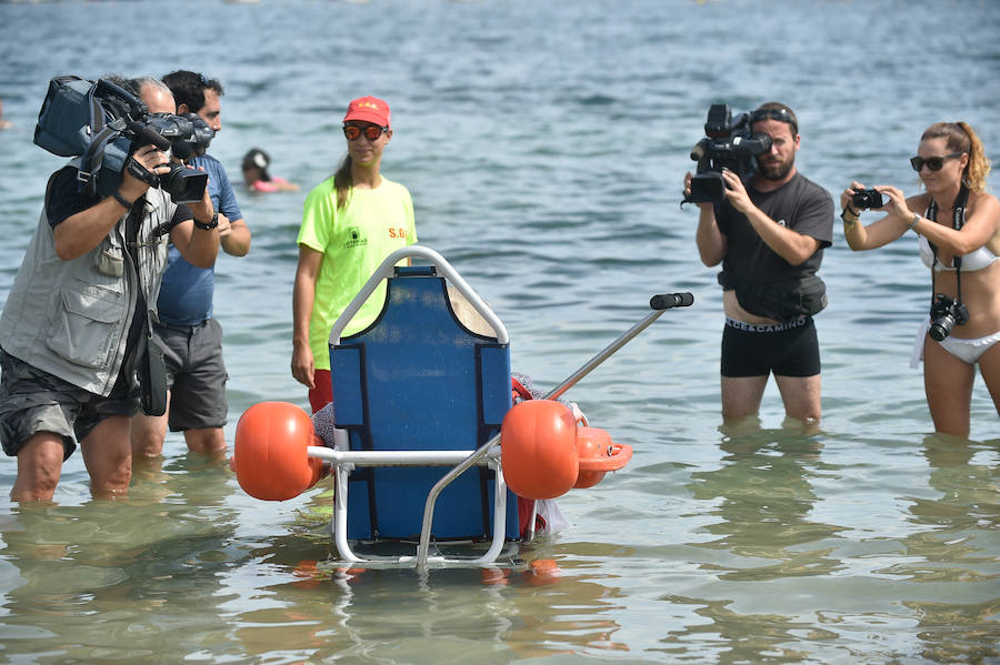 La Fundación Ambulancia del Último Deseo echa a andar en la Región. La iniciativa de un grupo de sanitarios permite a una paciente de 78 años con obesidad mórbida y alto grado de dependencia disfrutar de la playa por primera vez