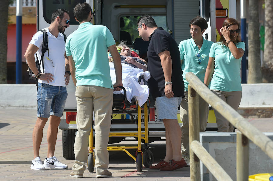 La Fundación Ambulancia del Último Deseo echa a andar en la Región. La iniciativa de un grupo de sanitarios permite a una paciente de 78 años con obesidad mórbida y alto grado de dependencia disfrutar de la playa por primera vez