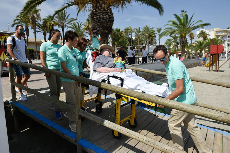 La Fundación Ambulancia del Último Deseo echa a andar en la Región. La iniciativa de un grupo de sanitarios permite a una paciente de 78 años con obesidad mórbida y alto grado de dependencia disfrutar de la playa por primera vez