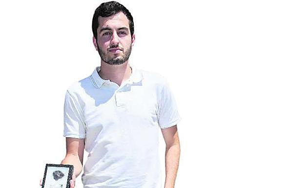 Vicente Cayuelas, con su meteorito. 