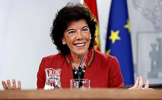 La portavoz del Gobierno, Isabel Celaá, durante la rueda de prensa que ofreció este viernes.