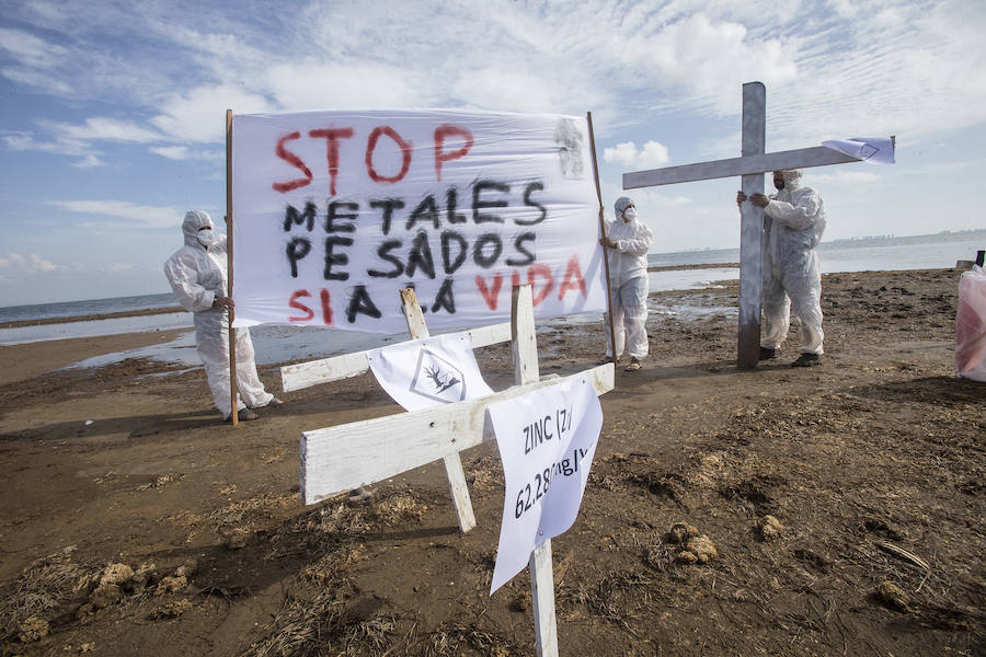 Vecinos de la Sierra Minera de Cartagena clavan cruces en Lo Poyo para alertar de que cada año llegan por la rambla del Beal 21,25 toneladas de residuos contaminantes