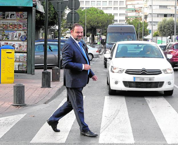 El ministro José Luis Ábalos cruza una céntrica calle de Murcia, el jueves durante su visita a la Región.