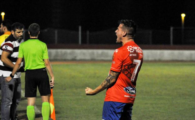 Abraham Pozo celebra el 1-0, que marcó en el minuto 89.