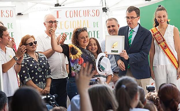 La ganadora del concurso de paparajotes, Iliana López, junto al alcalde de Murcia, José Ballesta. 