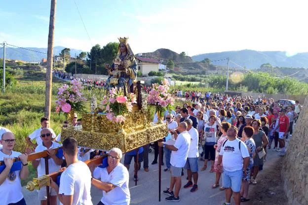 La Virgen del Oro, ayer, a hombros de los devotos. 