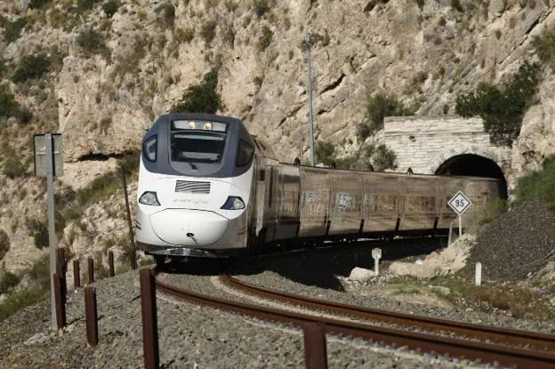 El tren híbrido de Renfe, ayer por la tarde, de camino a Cartagena para iniciar hoy su primer servicio. 