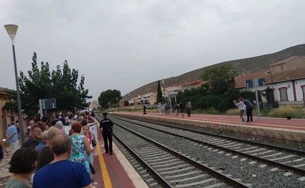 Manifestación de vecinos junto a las vías en Hellín.