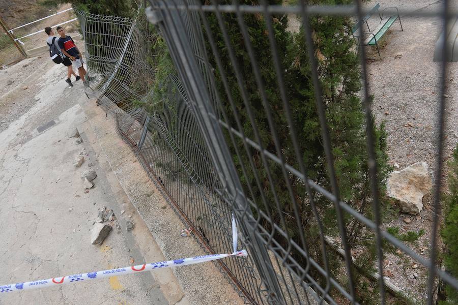 El desprendimiento se produjo el pasado sábado por la noche, por lo que solo provocó daños materiales en la valla exterior del centro