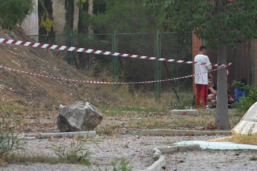 El desprendimiento se produjo el pasado sábado por la noche, por lo que solo provocó daños materiales en la valla exterior del centro