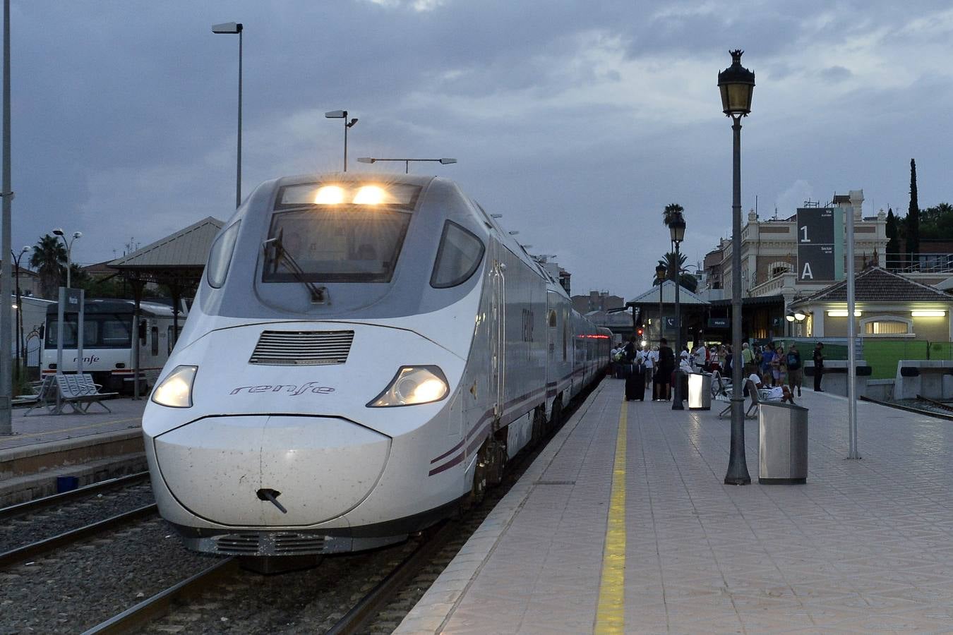 El Alvia salió de Cartagena a las 5.50 horas, llegando a Atocha a las 10.15 horas con cuatro minutos de retraso.