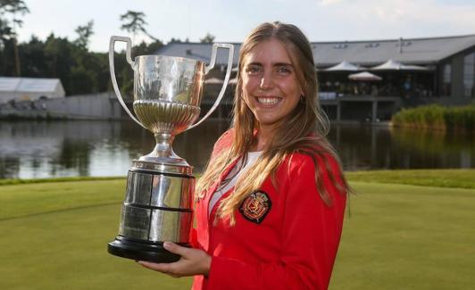 Celia Barquín con el trofeo del Campeonato de Europa Individual Femenino. 