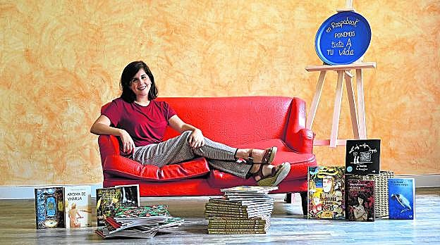 Rocío Sánchez, editora de Raspabook, ayer, en el nuevo espacio creativo inaugurado en la calle Poeta Andrés Bolarín de Murcia. 