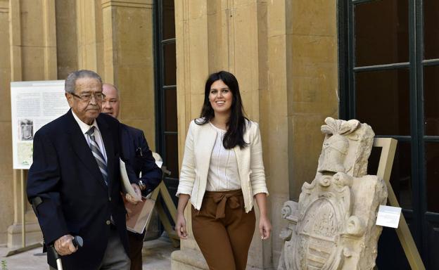 Ell vicepresidente de la Fundación Caja Mediterráneo, Clemente García, y la consejera de Cultura, Miriam Guardiola, presentan la exposición 'Azorín. La fama póstuma'.