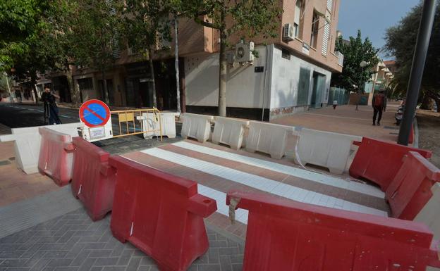 Los trabajadores arreglaron este miércoles por la mediodía el paso de cebra pintado al revés en una calle de Lorca.
