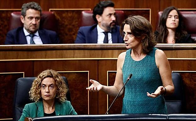 La ministra de Medio Ambiente, Teresa Ribera (derecha), en el Congreso.