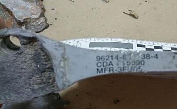 Imagen principal - Arriba, fragmento de alerón del sistema de guía de GBU-12 Paveway II donde se observa el código de empresas y organismos. Abajo, imagen del salón comunitario de Salah al-Kubra, en una zona residencial de Saná, que sufrió un ataque aéreo con dos bombas el 8 de octubre. Había congregados más de mil asistentes al funeral del padre del ministro interino del interior, de los que murieron 132 y 695 resultaron heridos. A la derecha, fragmento encontrado in situ de una aleta del sistema de guía de GBU-12 Paveway II. 