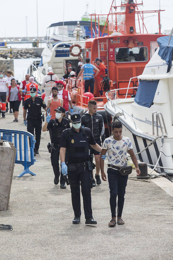 Un buque ha interceptado la embarcación a 15 millas al sureste del muelle de Escombreras