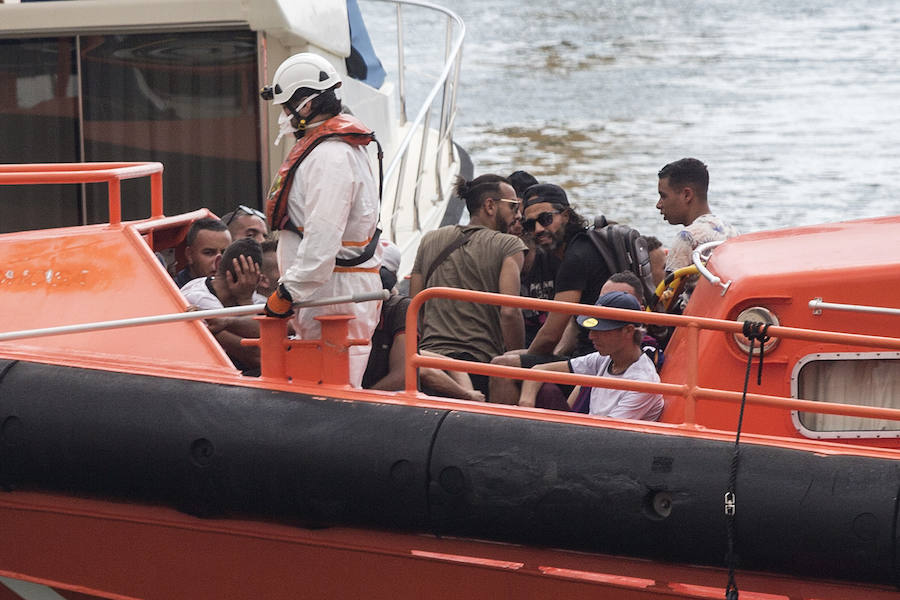 Un buque ha interceptado la embarcación a 15 millas al sureste del muelle de Escombreras