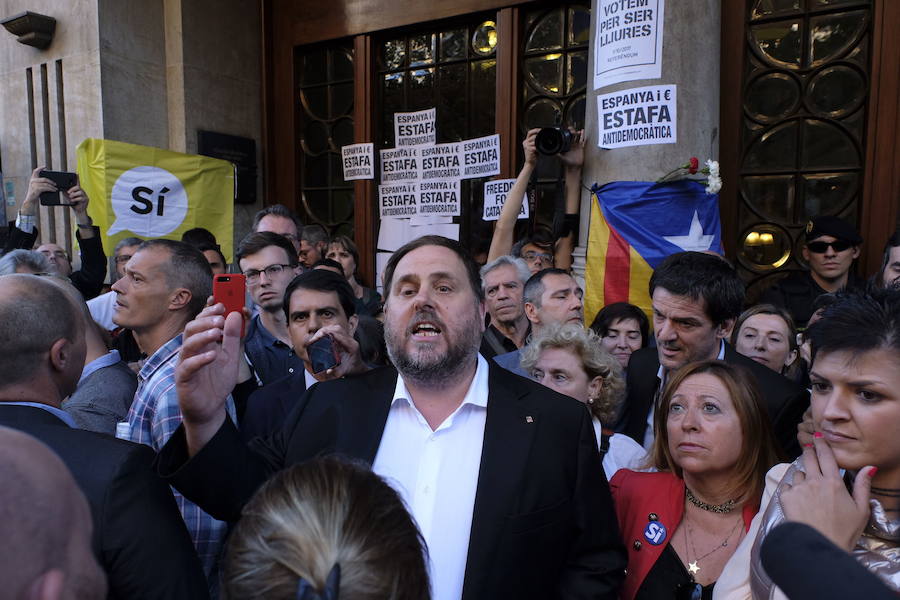 Hace un año, los presidentes de la ANC y Ómnium, hoy en prisión, llamaron el 20 de setiembre del año pasado a la ciudadanía a movilizarse frente a la Consejería de Economía por los registros que alli estaban realizando efectivos de la Guardia Civil. Allí se congregaron 40.000 personas en lo que se definió como un asedio.