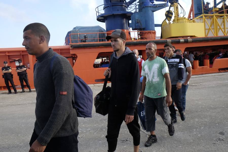 Durante la noche se ha atendido a 114 personas en un dispositivo especial con representación de autoridades civiles y militares, fuerzas de seguridad y Cruz Roja