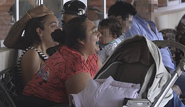 Una de las hermanas de Dolores, ayer, rota por el dolor tras conocer el fallecimiento. 