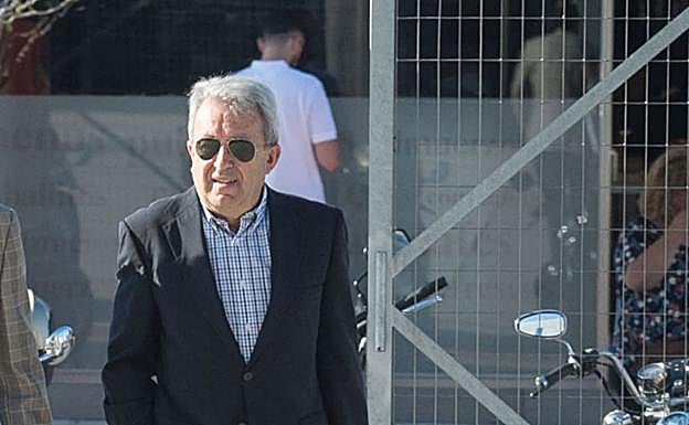 El exconsejero Cerdá, de camino a un juzgado. 