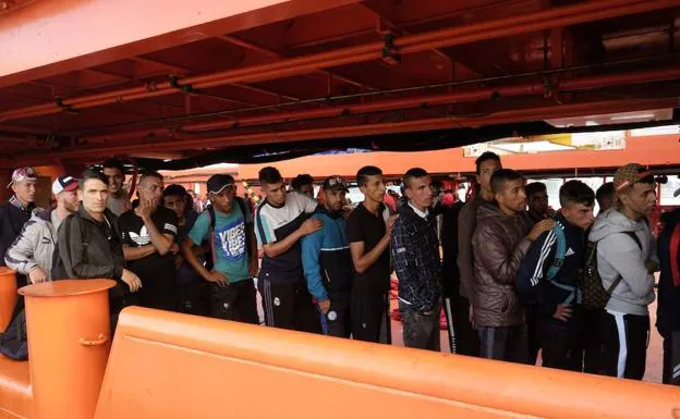 Llegada del Clara Campoamor con los inmigrantes rescatados.