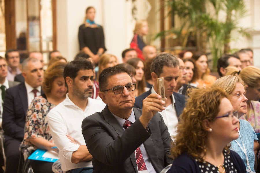 El profesor del IESE Luis Huete ofrece varias claves para «mantener en forma las empresas», comparándolas con «seres vivos» que necesitan equilibrar una serie de «vitaminas» para evitar «patologías»