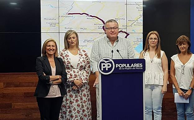 El viceportavoz del PPRM, en la rueda de prensa sobre el tren híbrido.