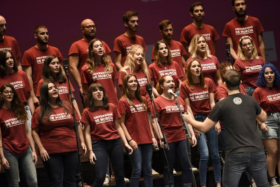 El Teatro Romea ha sido el escenario del acto, al que ha asistido el rector, José Luján, y el alcalde de Murcia, José Ballesta