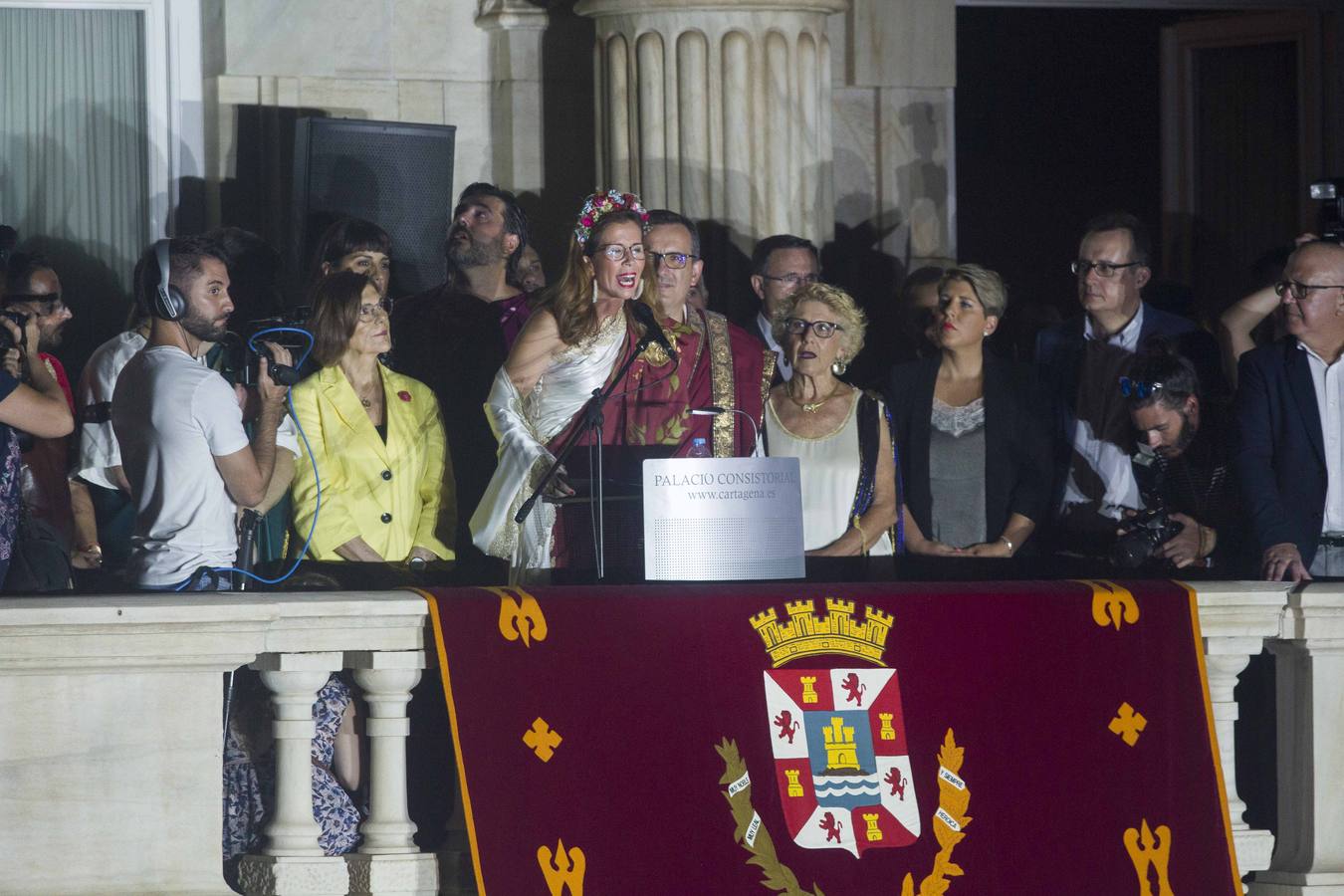 La alcaldesa de Cartagena arengó a las Tropas y Legiones a hacer grande estos días a Cartagena y a que las mujeres sean más protagonistas de las fiestas.