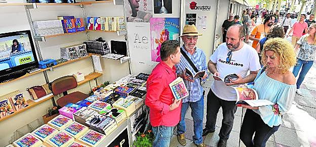 Caseta de la editorial Murcia Libro, en el paseo Alfonso X de Murcia, donde el editor Francisco Serrano conversa con algunos de sus autores. 