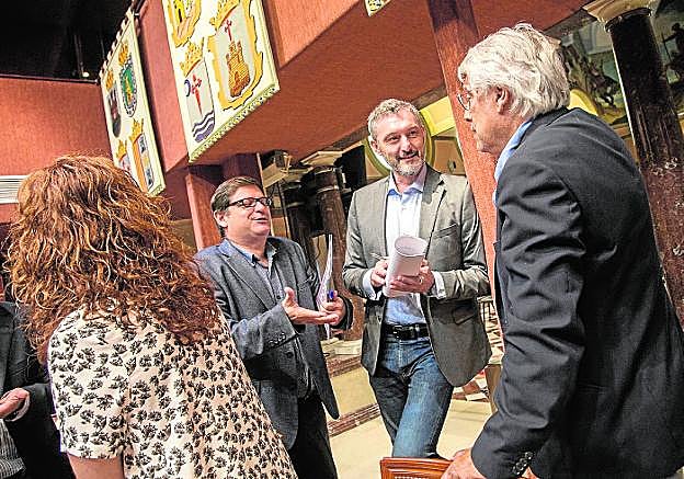 Los diputados de Podemos Andrés Pedreño y Óscar Urralburu charlan con el popular Juan Guillamón en la Asamblea Regional. 