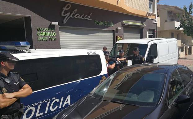 Traslado de uno de los arrestados en Ceutí.