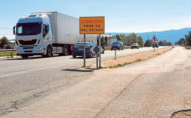 Cartel de advertencia que ha colocado la Comunidad Autónoma en la carretera comarcal RM-424. 