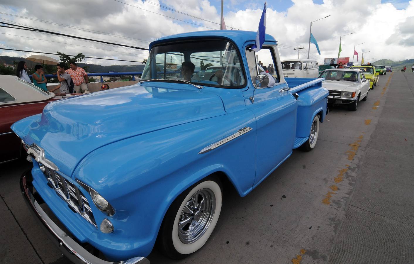 Festejos de carnaval en el Bulevar Suyapa, en Tegucigalpa (Honduras). Miles de hondureños celebran el 440 aniversario de la fundación en 1578 por los españoles de Tegucigalpa, la capital del país, con la participación de bandas musicales y desfiles. 