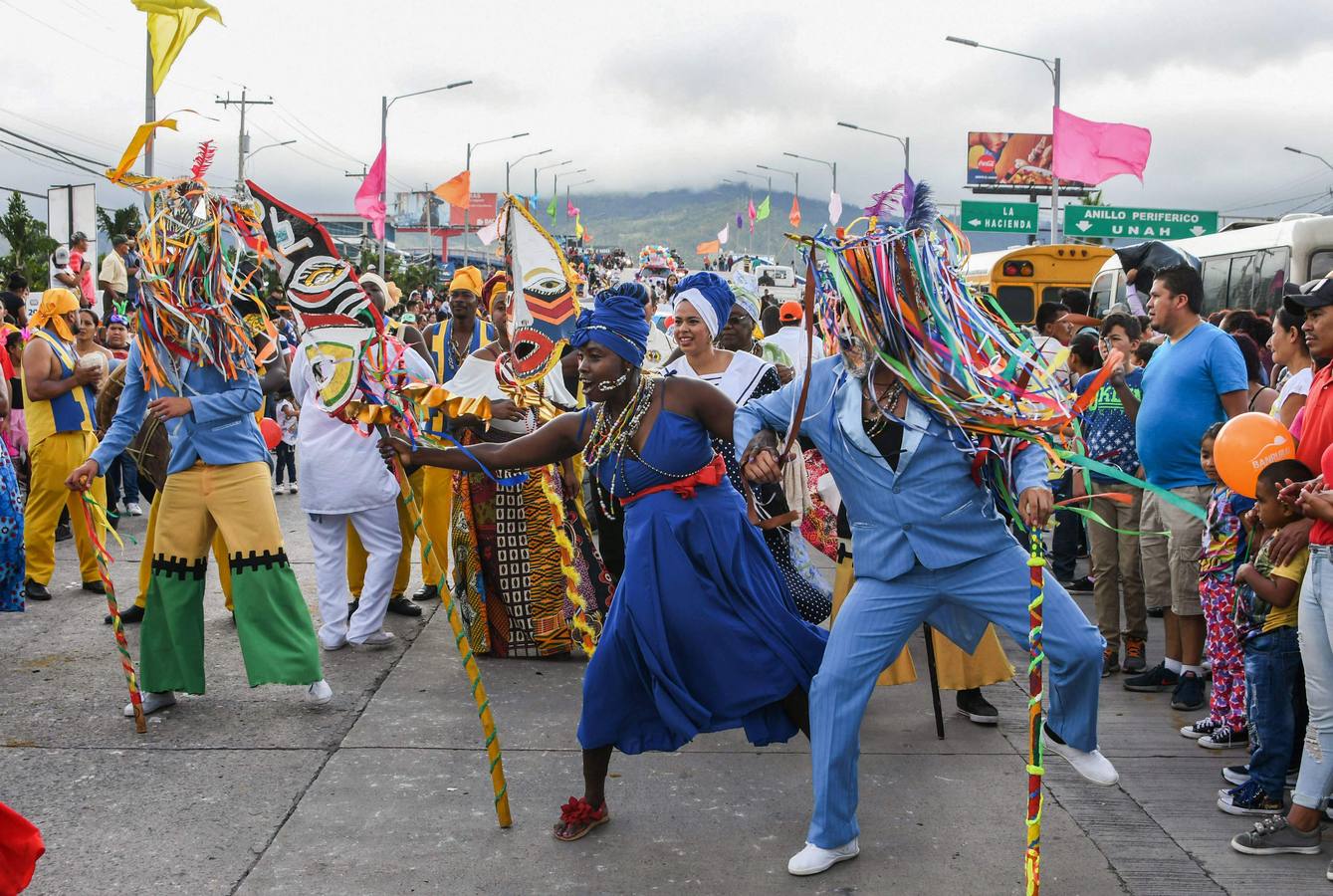 Festejos de carnaval en el Bulevar Suyapa, en Tegucigalpa (Honduras). Miles de hondureños celebran el 440 aniversario de la fundación en 1578 por los españoles de Tegucigalpa, la capital del país, con la participación de bandas musicales y desfiles. 