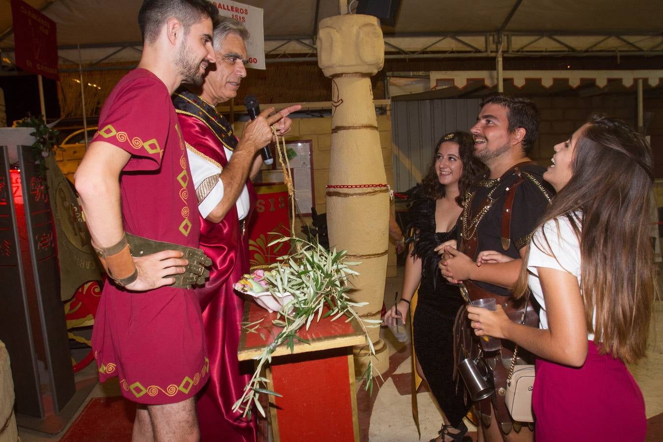 Dos grandes pantallas de televisión permiten seguir todos los detalles de los esponsales durante las fiestas de Carthagineses y Romanos. 
