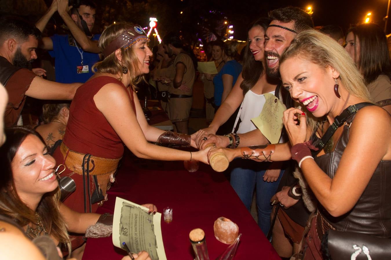 Dos grandes pantallas de televisión permiten seguir todos los detalles de los esponsales durante las fiestas de Carthagineses y Romanos. 