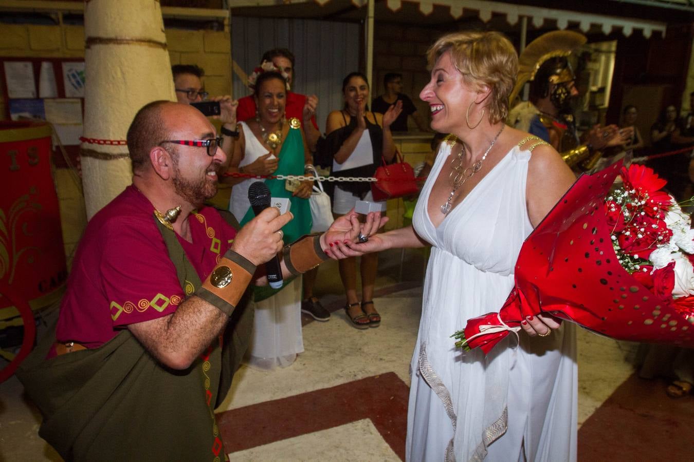 Dos grandes pantallas de televisión permiten seguir todos los detalles de los esponsales durante las fiestas de Carthagineses y Romanos. 