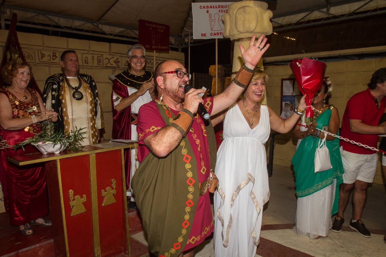 Dos grandes pantallas de televisión permiten seguir todos los detalles de los esponsales durante las fiestas de Carthagineses y Romanos. 