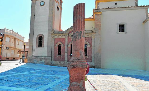 Cae la Cruz del Humilladero por una grieta del terremoto