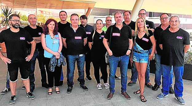 Unai Sordo (6d), junto a algunos trabajadores, ayer. 