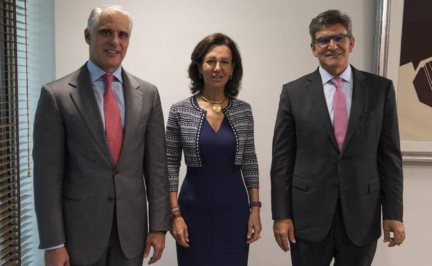 El designado consejero delegado del Santander, Andrea Orcel, junto a Ana Botín y José Antonio Álvarez
