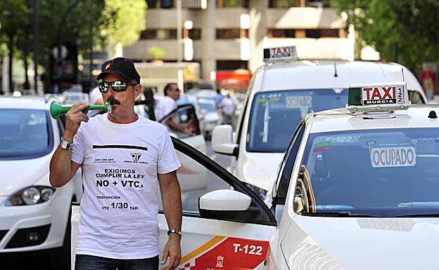 Varios taxistas en otra protesta por la Gran Vía de Murcia.